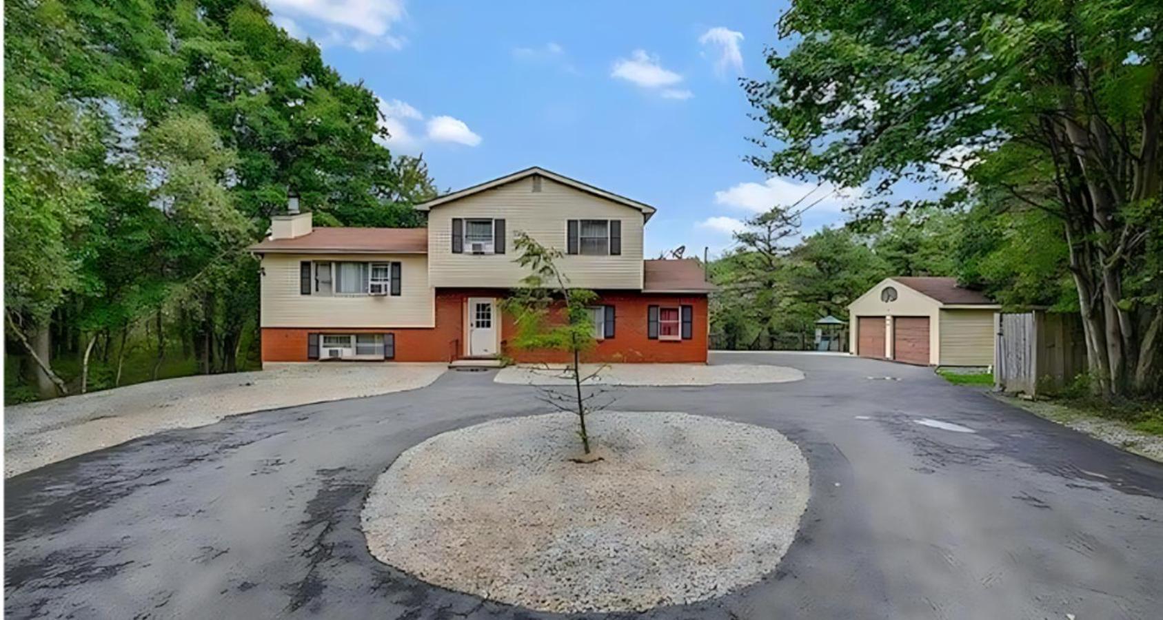 Peaceful Pocono With Hot Tub, Gym, & Office Long Pond