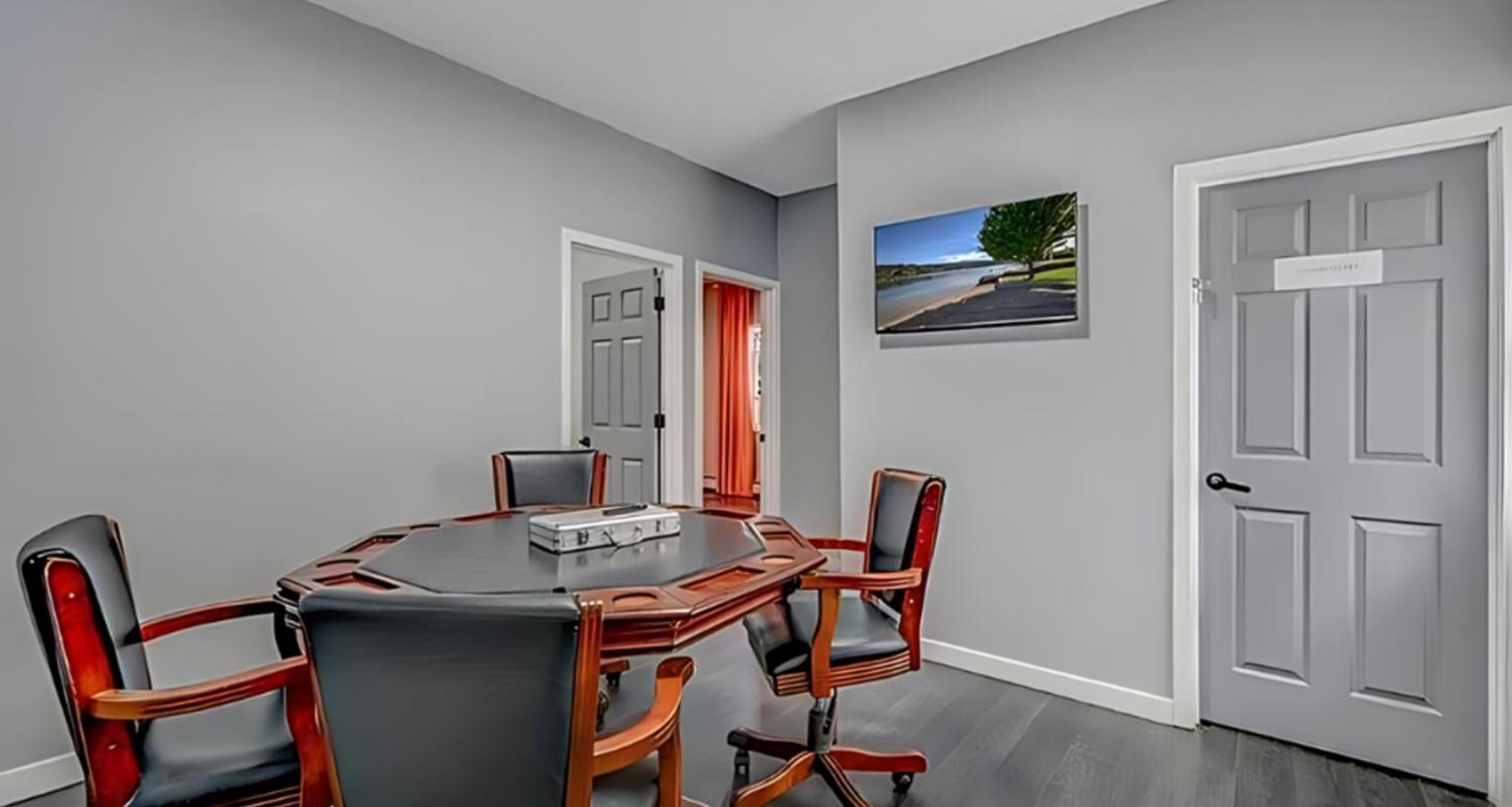 Peaceful Pocono With Hot Tub, Gym, & Office Holiday home